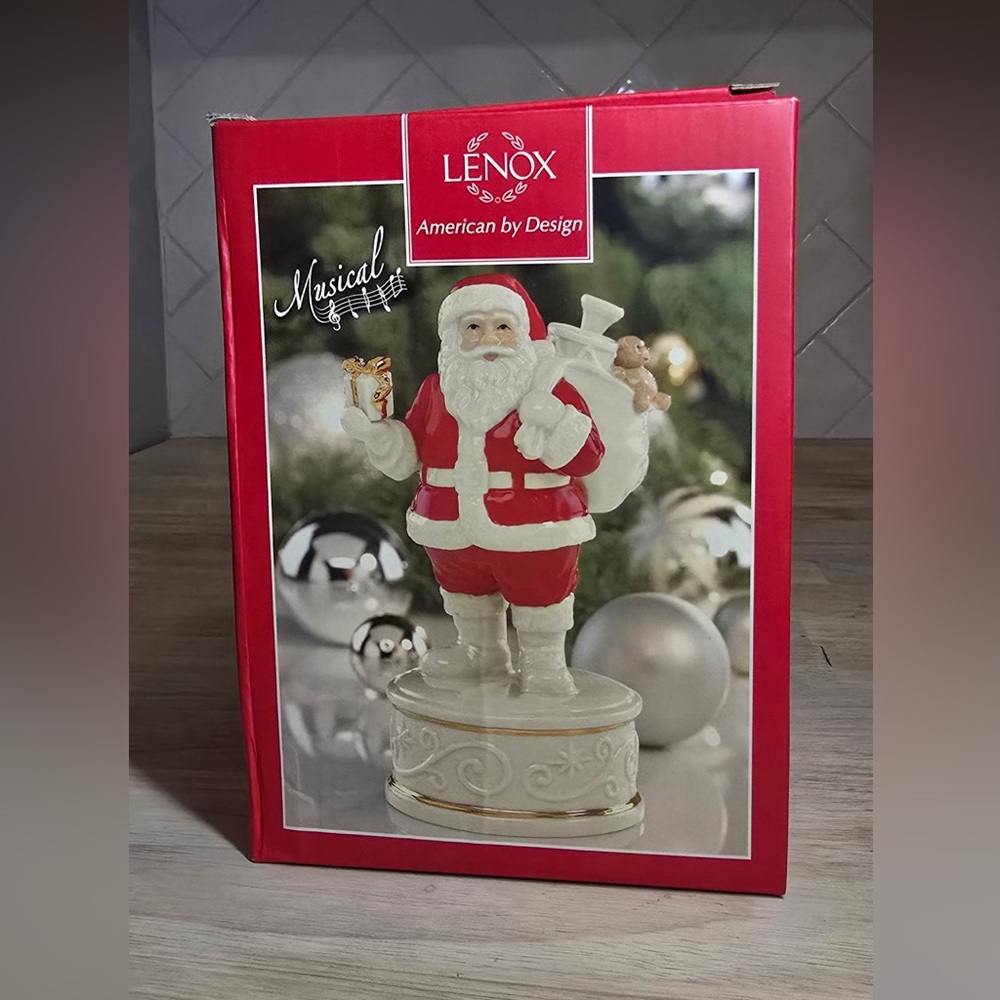 Lenox Musical Santa Figurine Porcelain Gold Trim Wonderland Wishes w/Box - Picture 2 of 9